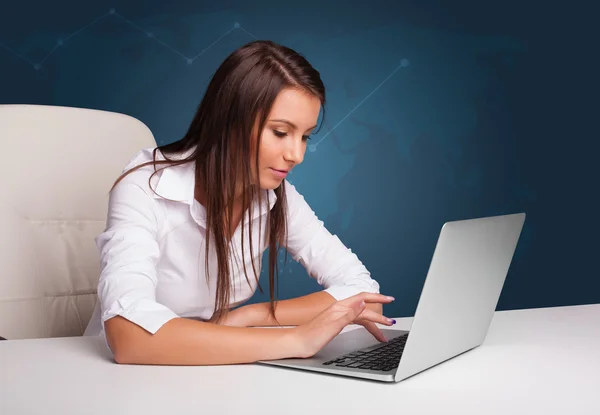 Jovem mulher sentada na mesa e digitando no laptop — Fotografia de Stock