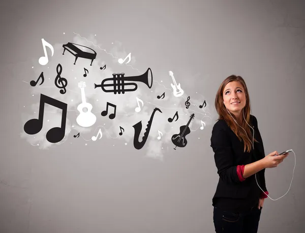 Vacker ung kvinna sjunga och lyssna på musik med musica — Stockfoto