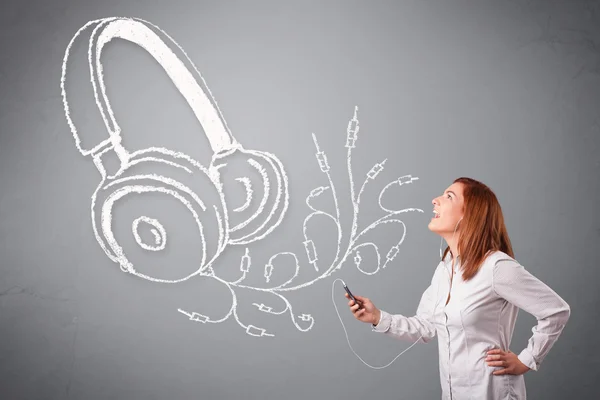 Mujer joven cantando y escuchando música con auriculares abstractos —  Fotos de Stock