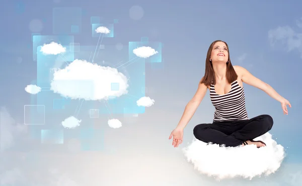 Ragazza felice guardando la moderna rete cloud — Foto Stock