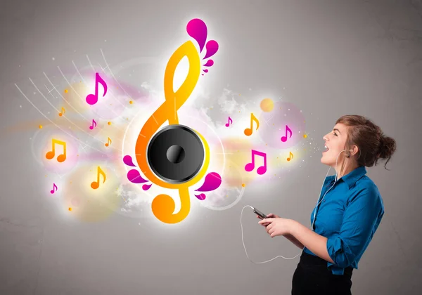 Pretty girl singing and listening to music with musical notes — Stock Photo, Image