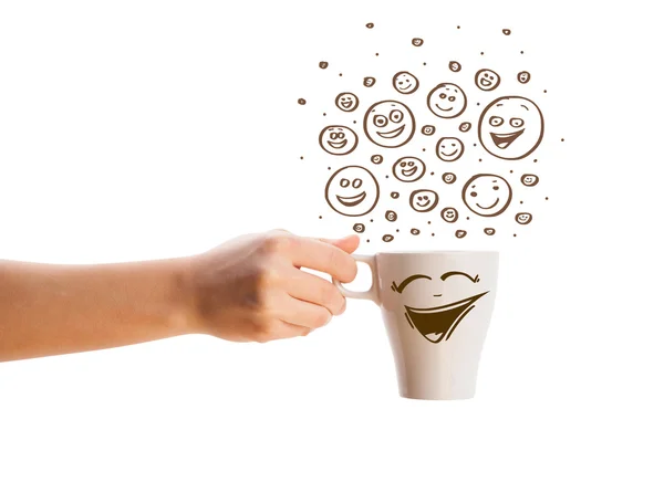 Tasse à café avec des visages souriants heureux dessinés à la main marron — Photo