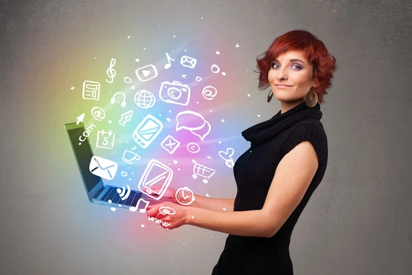 다채로운 손으로 그린 된 멀티미디어 노트북을 들고 젊은 아가씨 — 스톡 사진