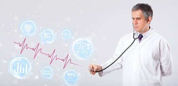 Läkare undersöker modern hjärtfrekvens grafik — Stockfoto