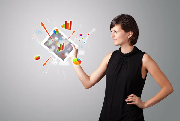 Kobieta trzymająca nowoczesną tabletkę z kolorowymi diagramami i wykresami — Zdjęcie stockowe