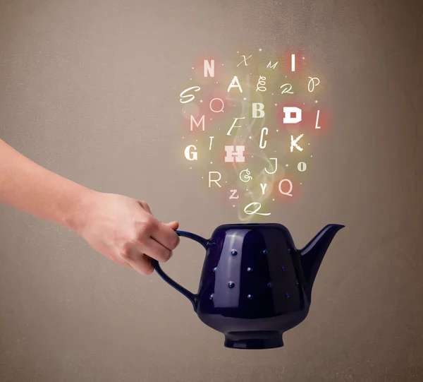 Чайник с красочными буквами — стоковое фото