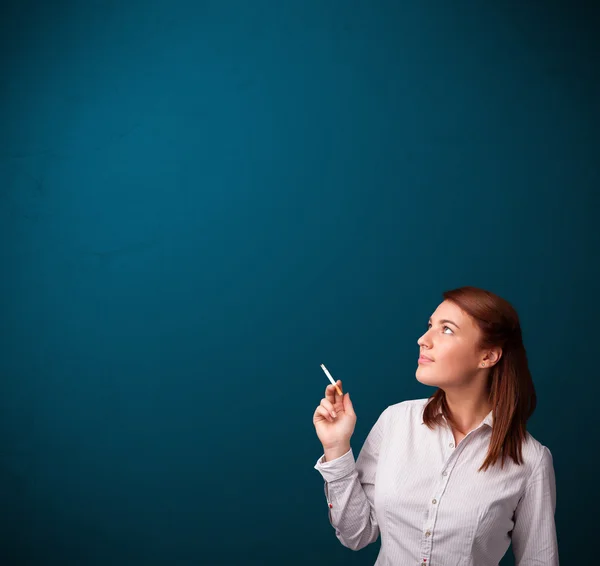 Vacker kvinna röker cigarett med kopieringsutrymme — Stockfoto