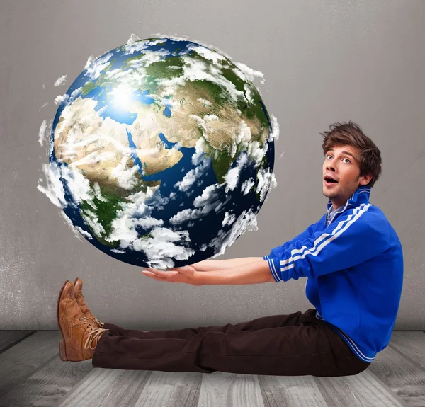 Goed uitziende man die 3d planeet aarde vasthoudt — Stockfoto