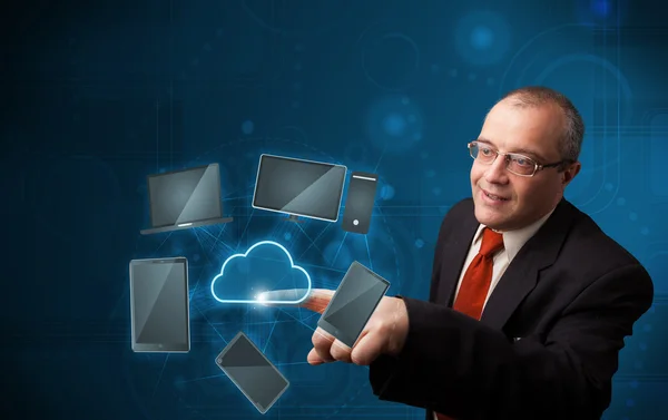 Empresário tocando serviço de nuvem de alta tecnologia — Fotografia de Stock