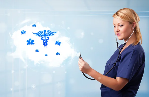 Fiatal orvos elvont felhővel és orvosi ikonokkal — Stock Fotó