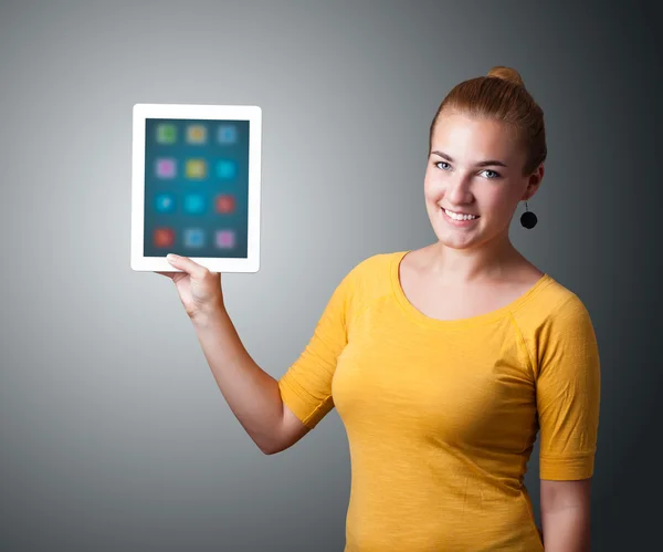 Kvinna som håller modern tablett med färgglada ikoner — Stockfoto