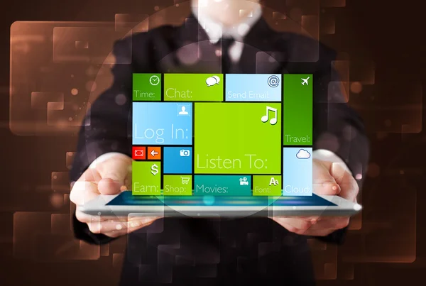 Empresário segurando um tablet com software moderno operacional sy — Fotografia de Stock