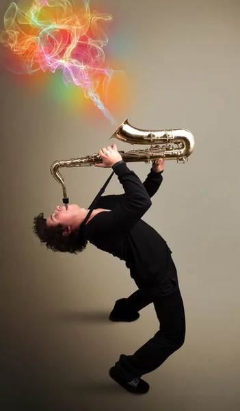 Atractivo músico tocando en saxofón con colorido abstracto — Foto de Stock