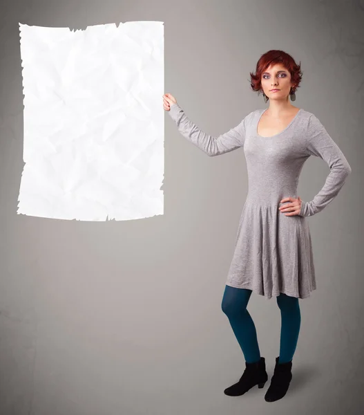 Молодая девушка держит скомканную белую бумагу копировальную площадь — стоковое фото