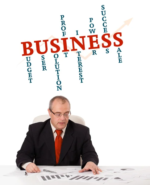 Geschäftsmann sitzt mit Wortwolke am Schreibtisch — Stockfoto