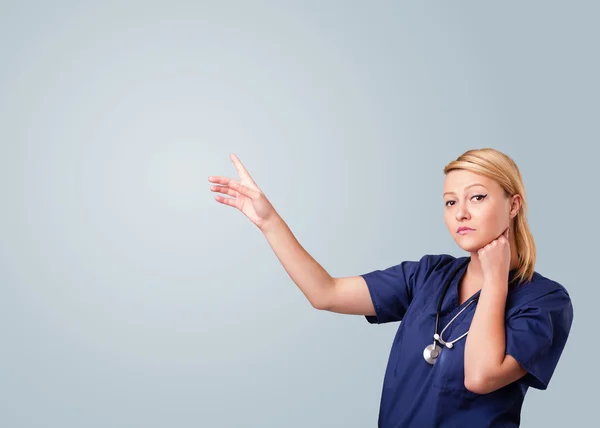 Joven doctora haciendo gestos con espacio para copias — Foto de Stock