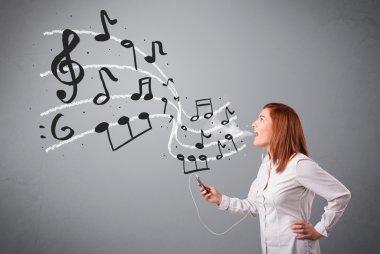 şarkı ve müzik musica ile çekici genç hanım