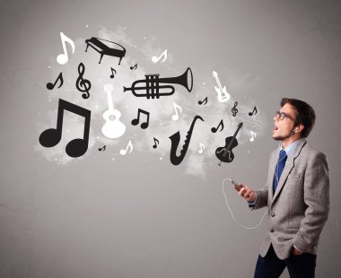 şarkı ve müzik ile müzik dinlemek çekici bir genç adam