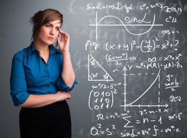 Karmaşık matematiksel işaretleri düşünen güzel bir kız öğrenci.