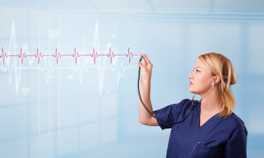 Güzel doktor kırmızı nabız ve kalp atışlarını dinliyor.