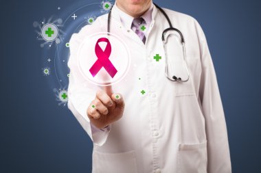 Orta yaşlı doktor modern tıbbi düğmeye basıyor.