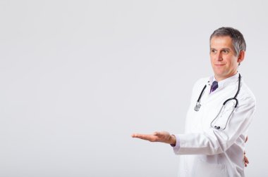 Doktor steteskopla boş kopyalama alanını dinliyor