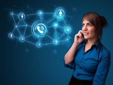 Güzel kız sosyal ağ simgeleriyle telefon görüşmesi yapıyor