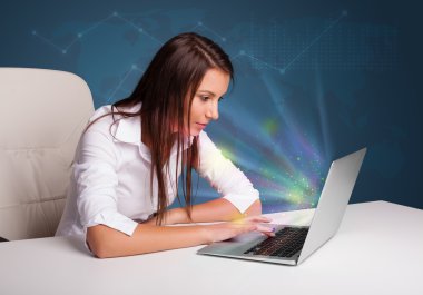 masada oturan ve abstra ile laptop tipik güzel kadın