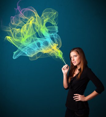 Güzel bayan renkli dumanlı sigara içiyor.