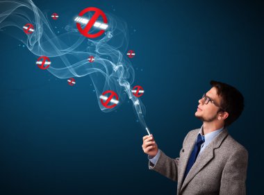 çekici bir adam duman tehlikeli Sigara İçilmez işareti ile
