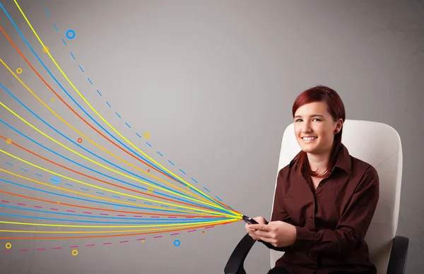 Ragazza felice in possesso di un telefono con linee colorate astratte — Foto Stock