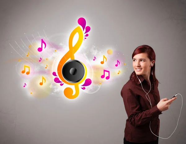 Bonita chica cantando y escuchando música con notas musicales —  Fotos de Stock
