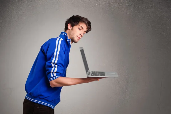 Homem atraente segurando caderno moderno — Fotografia de Stock