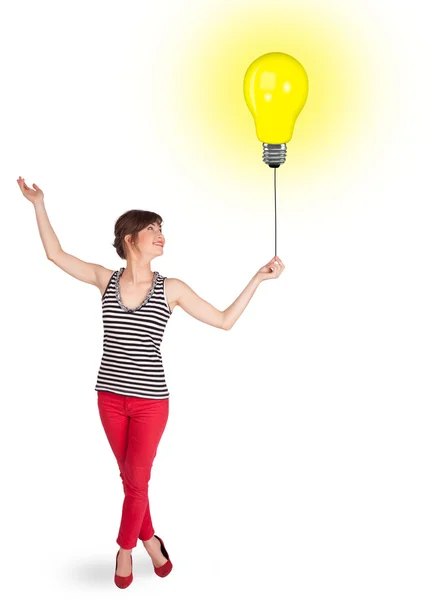 Mujer feliz sosteniendo un globo de bombilla —  Fotos de Stock