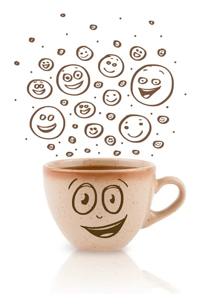 Kávový šálek s hnědou rukou kreslené šťastné smajlíky — Stock fotografie