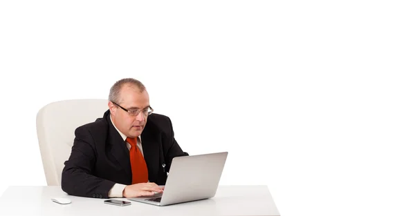 Buisnessman zit aan Bureau en op zoek laptop met kopie ruimte — Stockfoto