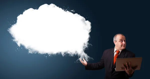 Επιχειρηματίας, κρατώντας ένα φορητό υπολογιστή και παρουσιάζοντας αφηρημένη σύννεφο αντίγραφο — Φωτογραφία Αρχείου