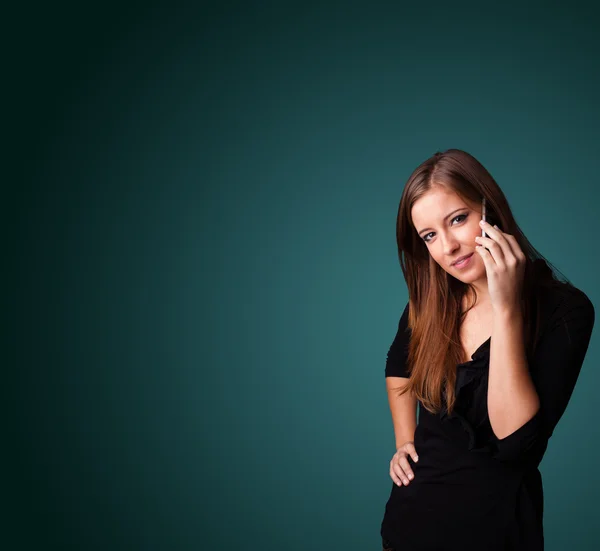 Ung kvinna ringer telefonsamtal med kopieringsutrymme — Stockfoto