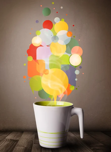 Tasse à thé avec bulles d'expression colorées — Photo