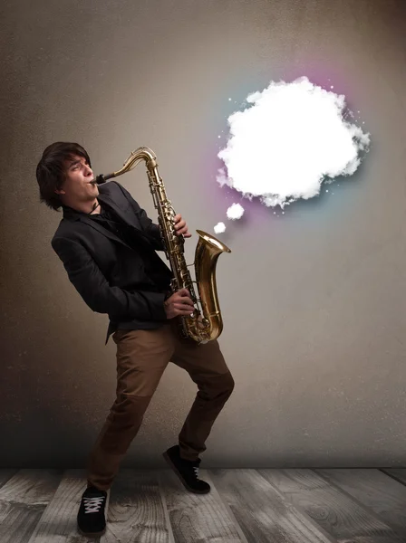 Jovem tocando no saxofone com espaço de cópia na nuvem branca — Fotografia de Stock