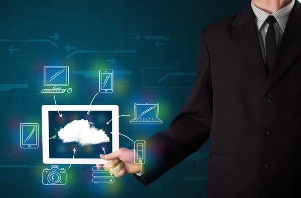 Zakenman toont met de hand getrokken cloud computing — Stockfoto