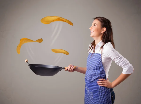 Vrouw maken de pannenkoeken — Stockfoto