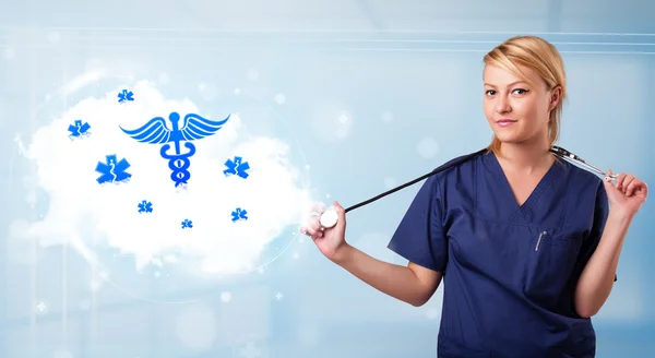 Молодой врач с абстрактными облаками и медицинскими иконами — стоковое фото