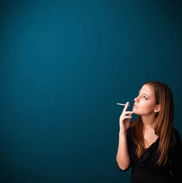 Beautiful woman smoking cigarette vith copy space — Stock Photo, Image