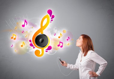 Güzel kız şarkı söylüyor ve müzik dinliyor.