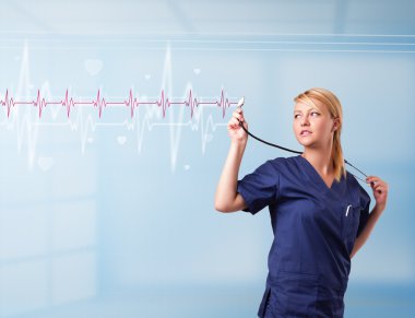 Güzel doktor kırmızı nabız ve kalp atışlarını dinliyor.