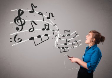şarkı ve müzik musica ile çekici genç hanım