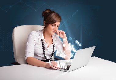 masada oturan ve diyagramları ile laptop tipik güzel kadın