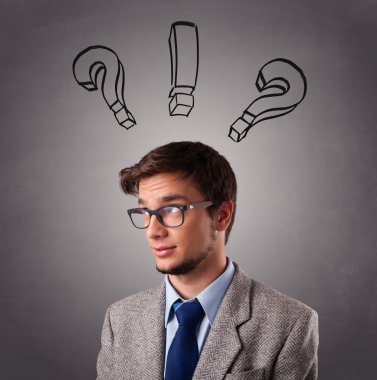 Genç adam kafasında soru işaretleriyle düşünüyor.