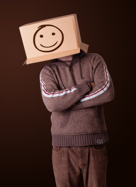 genç adam smiley ile kafasına bir karton kutu ile el hareketi